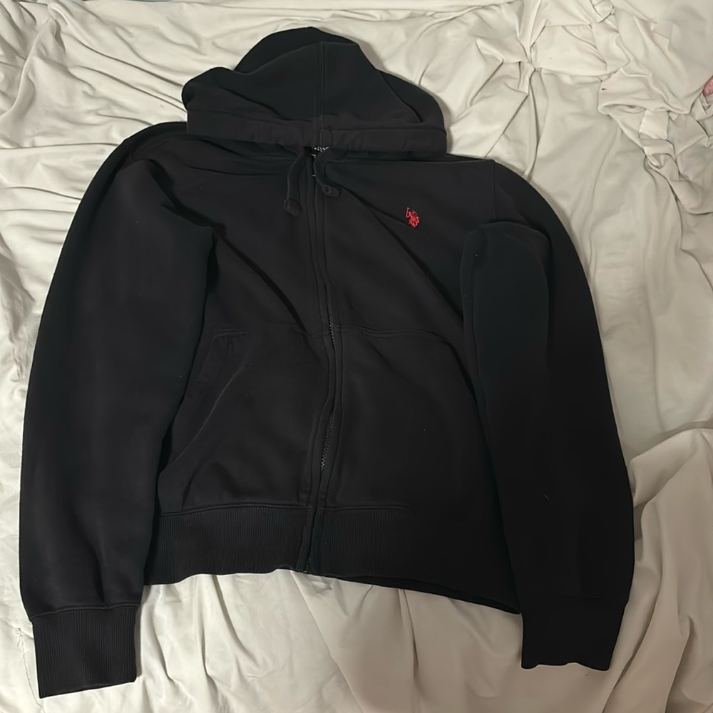 Hi, I am selling this men’s polo jacket.